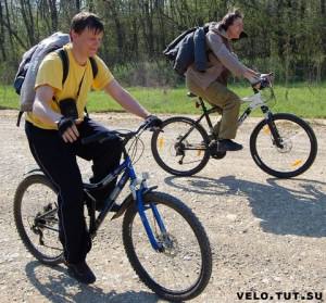 парни едут на велосипедах в отпуск