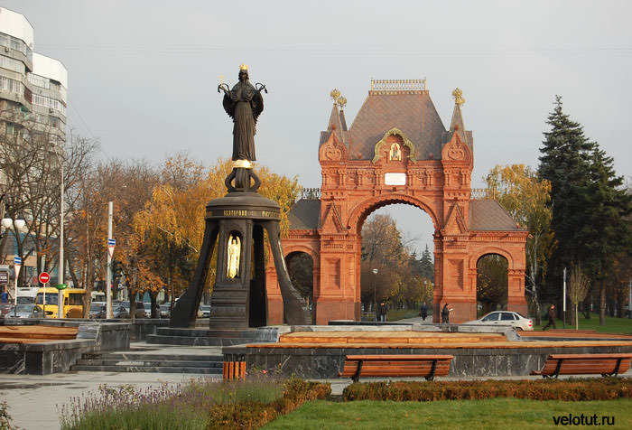Триумфальная Александровская арка и Памятник великомученице Екатерине