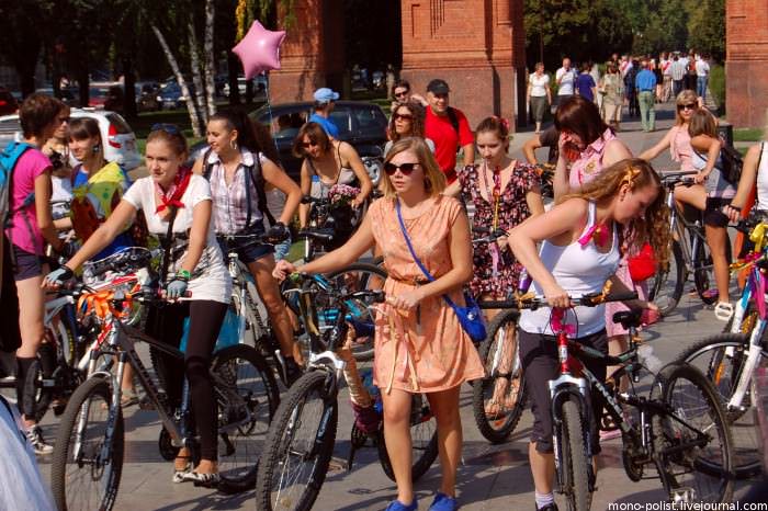 девушки в платьях на велосипедах