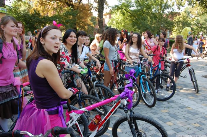 много девушек на велосипедах