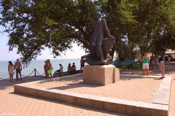 Памятник Лермонтову в Тамани