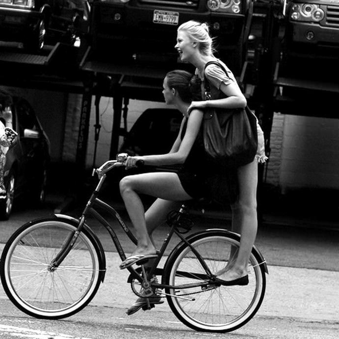 девушки на велосипеде