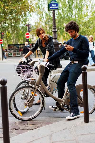 парень и девушка на велосипеде