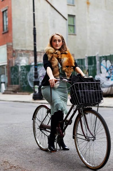 женщина на велосипеде