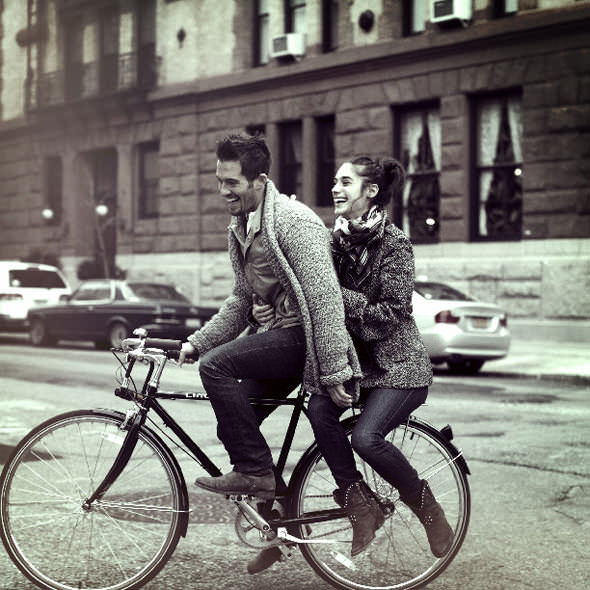 парень с девушкой на велосипеде