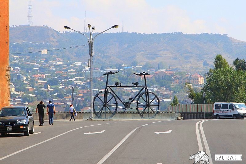 памятник велосипеду в тбилиси