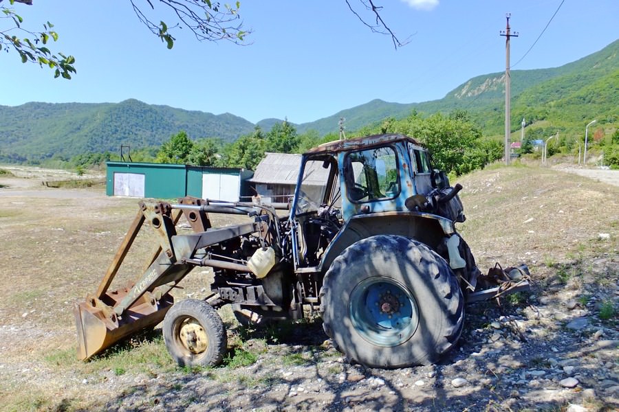 старый трактор